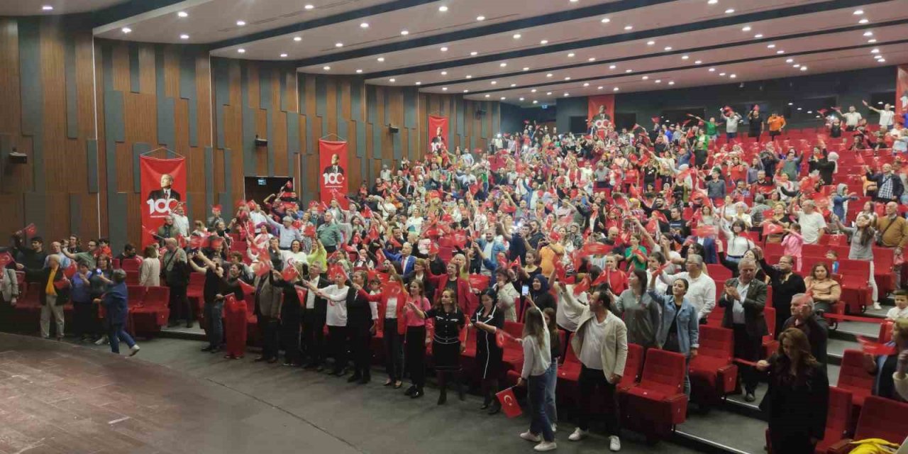 Merkezefendi Kent Tiyatrosu ve Orkestrası ayakta alkışlandı