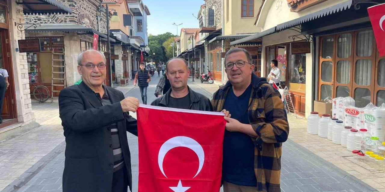 Kula Esnaf Kefalet Kooperatifi esnafa bayrak dağıttı