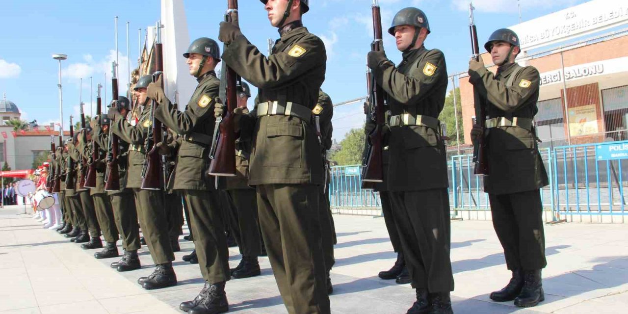 Manisa’da Cumhuriyet’in 100. yılı kutlamaları 21 pare top atışıyla başladı