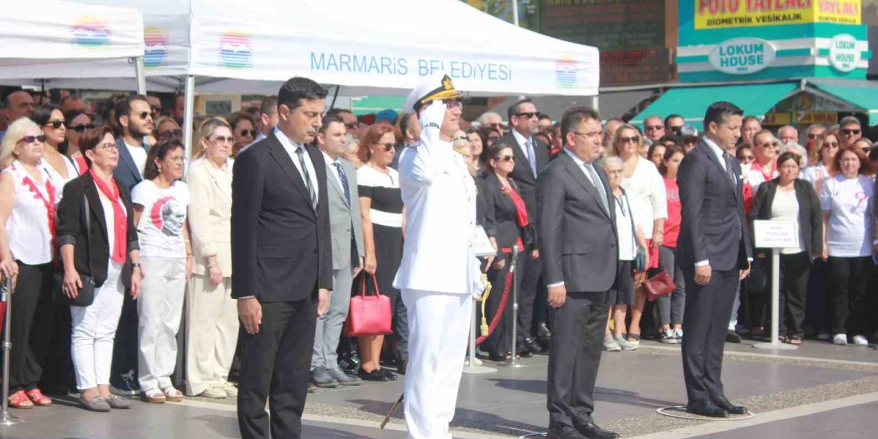 Marmaris’te cumhuriyetin 100.yılında Atatürk büstüne çelenk sunuldu