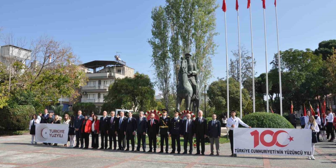 Salihli’de Cumhuriyet’in 100. yılı çelenk sunumuyla başladı