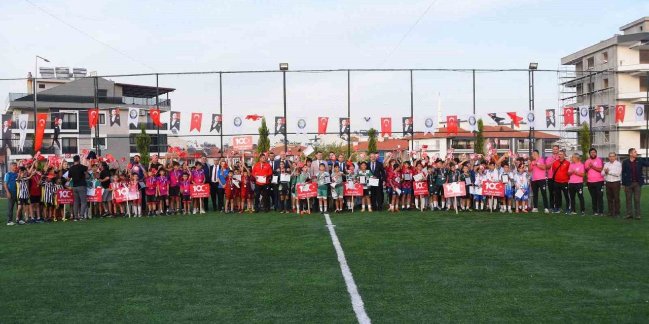 Cumhuriyet Futbol Turnuvası’nın kazananı dostluk oldu