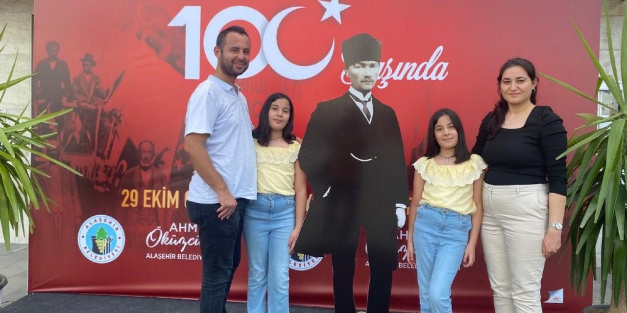 Atatürk maketiyle fotoğraf çektirebilmek için sıraya girdiler