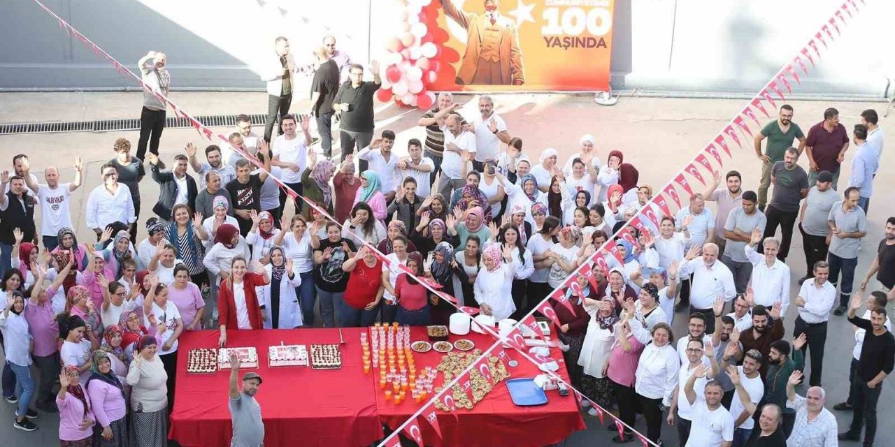 Cumhuriyetin 100. yaşını çalışanlarıyla birlikte kutladı