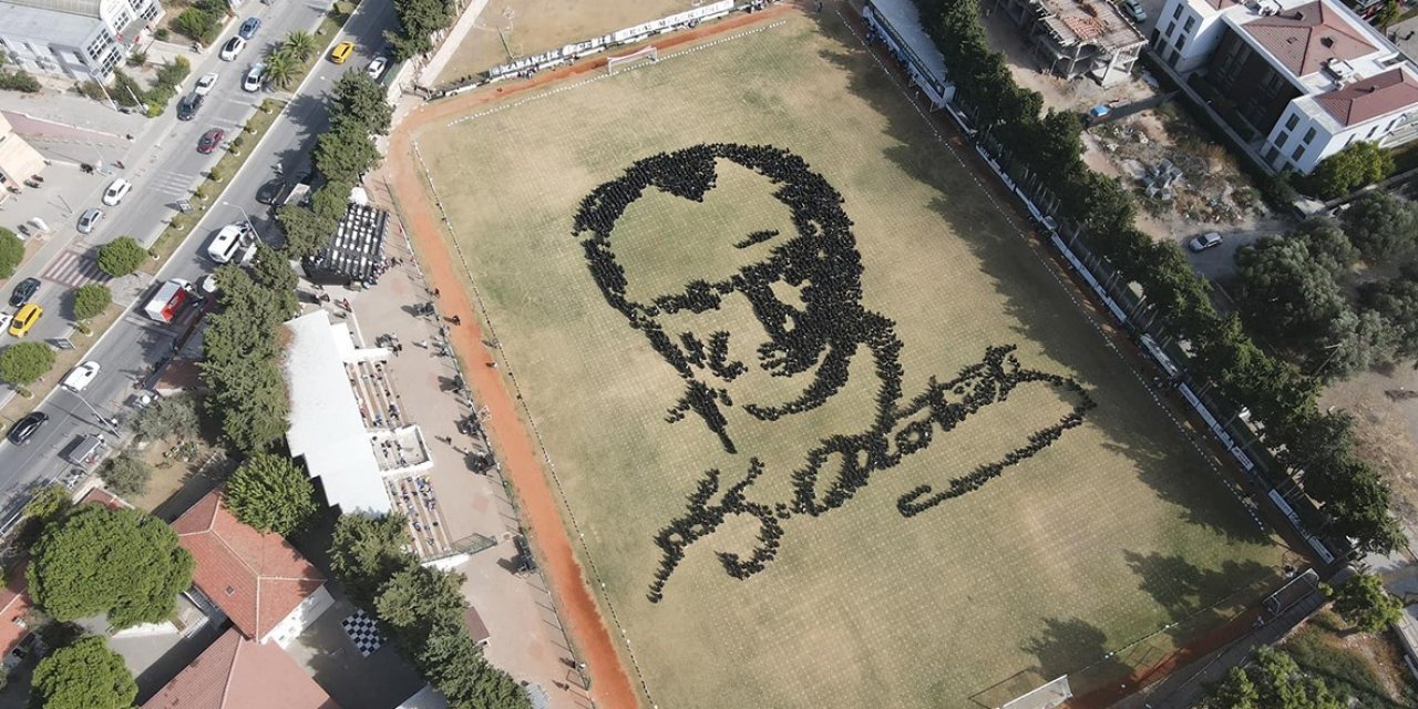 Çeşme’de kalpler Cumhuriyet için attı