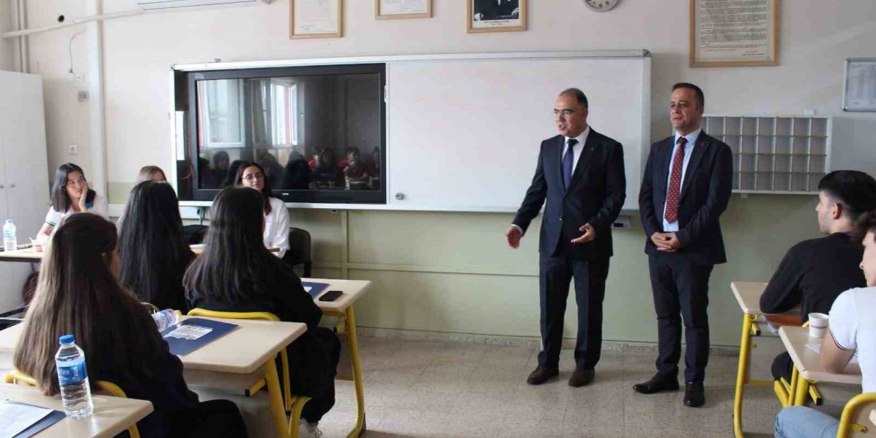 Cumhuriyetin 100. yılında lise öğrencileri çalıştayda bir araya geldi