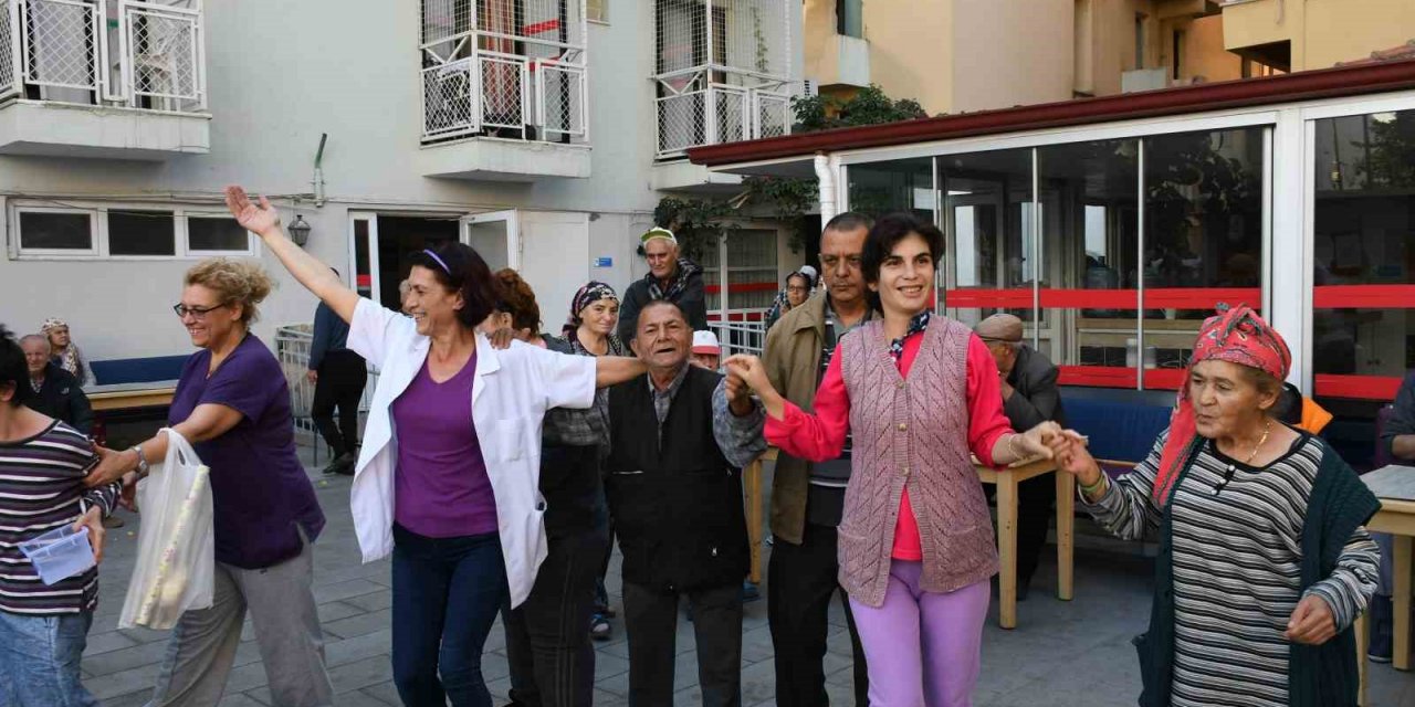 Kuşadası Belediye Bandosu’ndan bakımevi sakinlerine 100’üncü yıl sürprizi