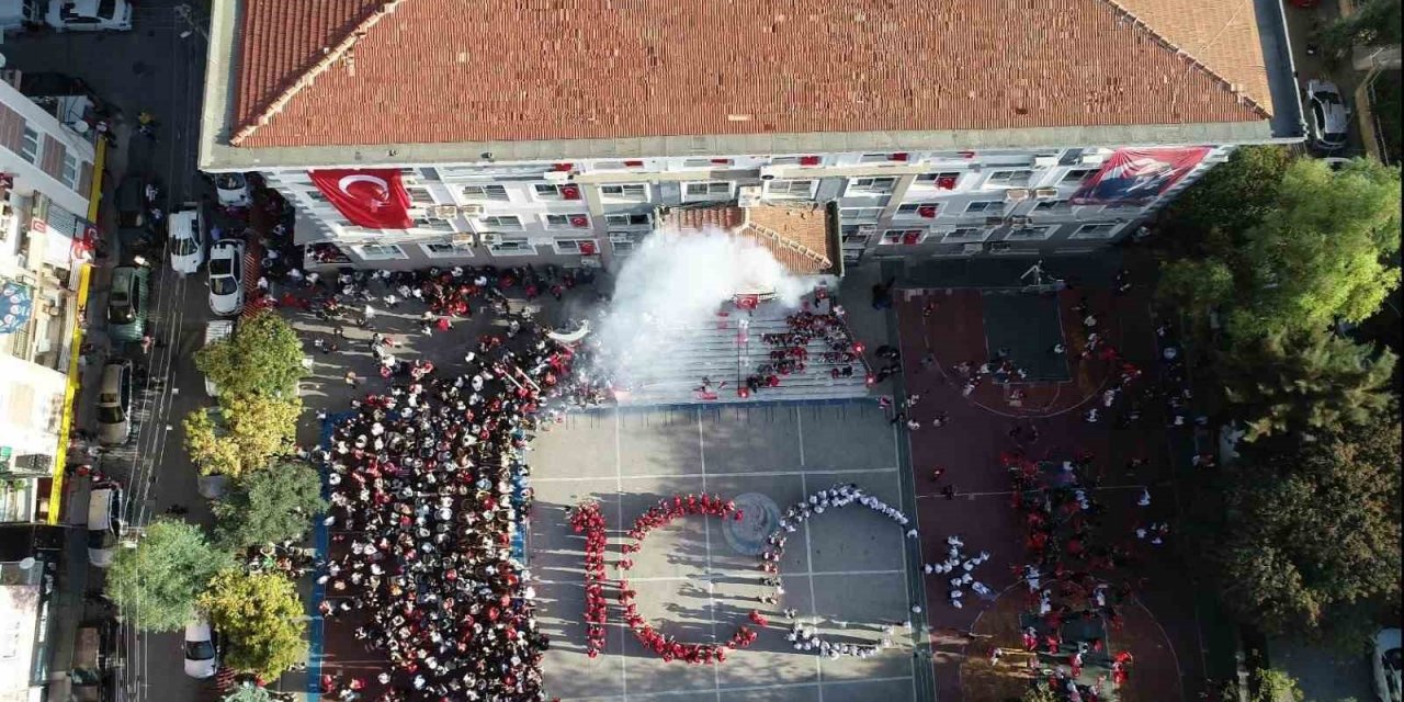 İzmir’de öğrencilerden unutulmaz 100. yıl koreografisi