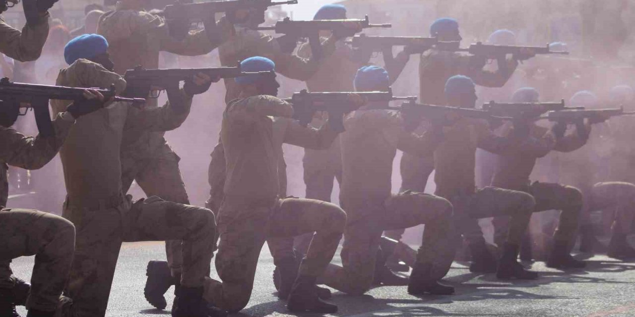 Komandoların gösterisi büyük alkış aldı