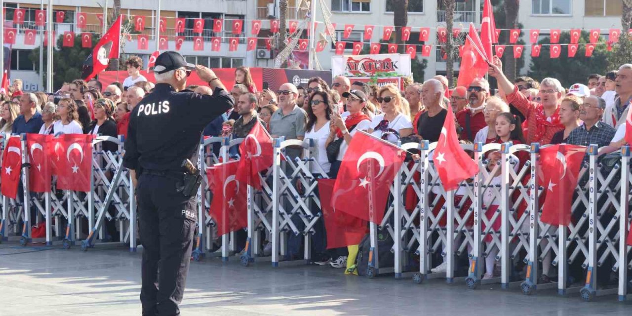 İzmir’de Cumhuriyet’in 100. yıl coşkusu