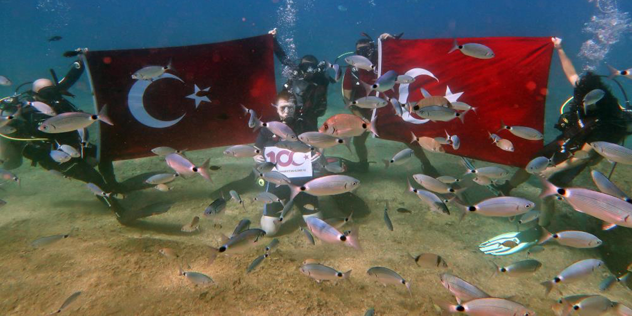 Cumhuriyet’in 100. yılı deniz dibinde kutlandı