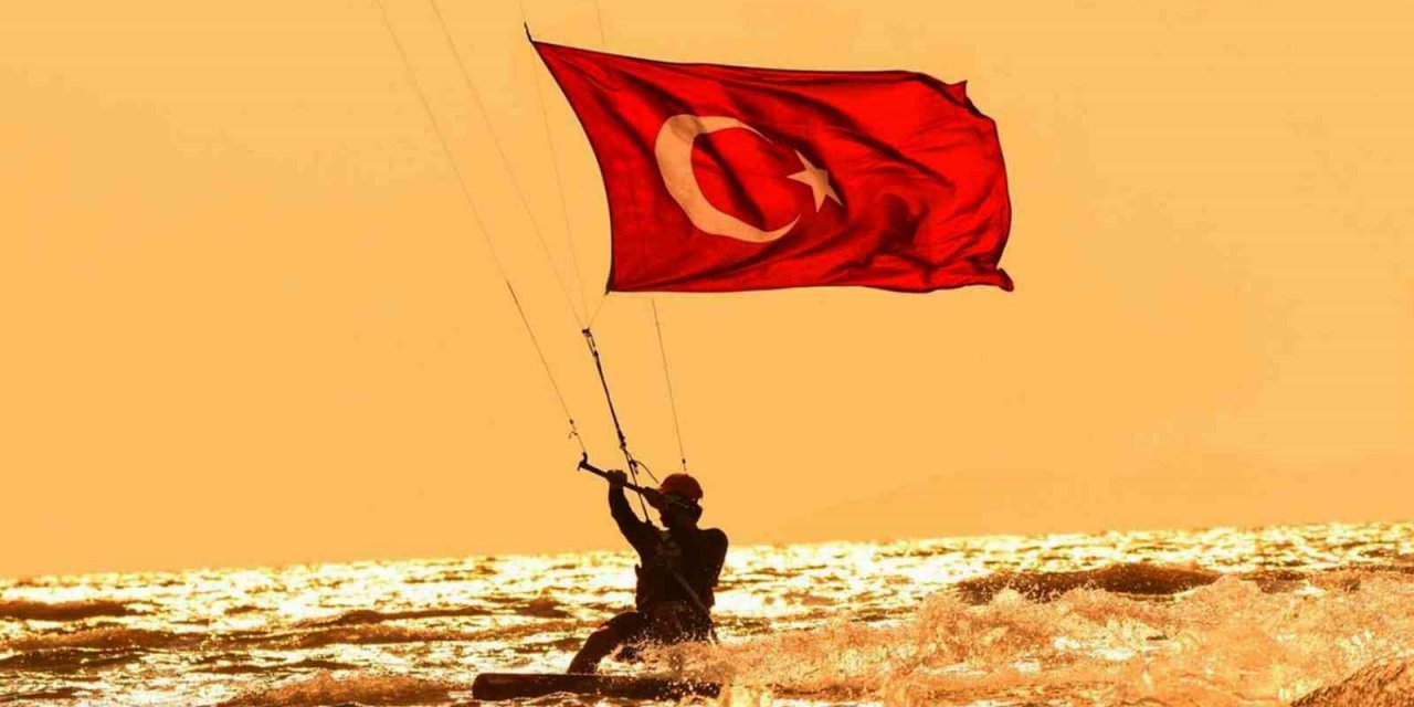 Akyaka’da Azmak tekne turunda 29 Ekim kutlaması