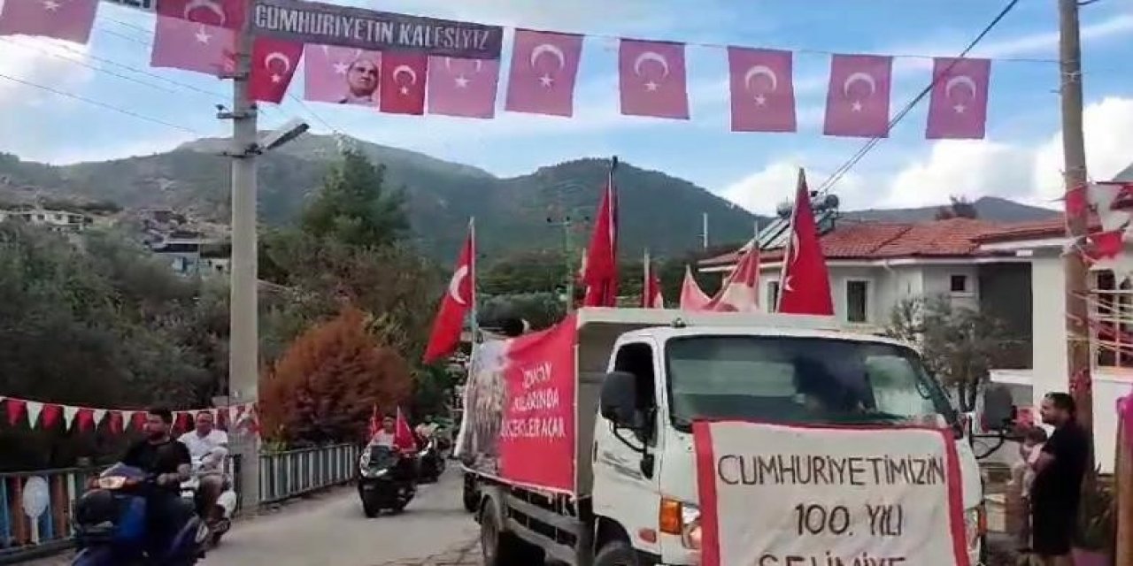 Marmaris’in Bayrak dedesi Selimiye Mahallesi’ne Atatürk büstü hediye etti