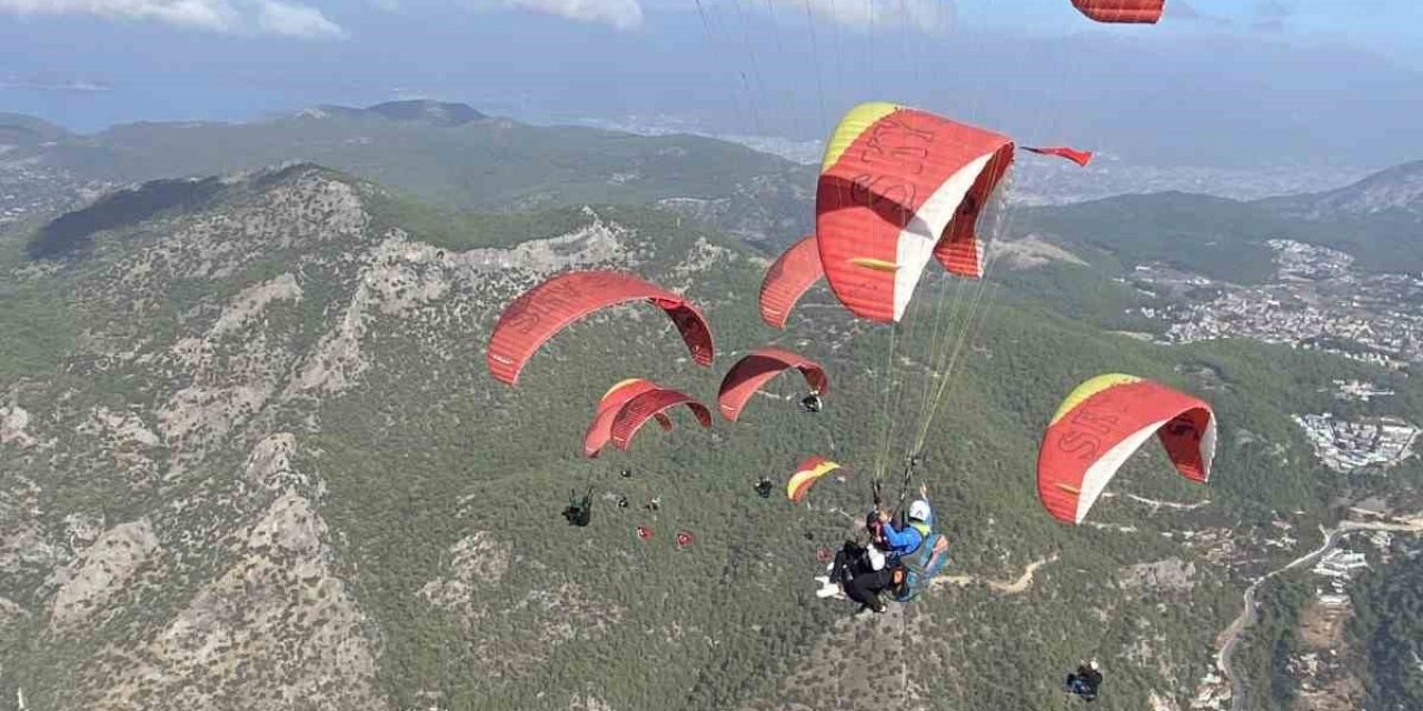Üniversite öğrencileri Türk Bayrakları ile uçuş yaptı