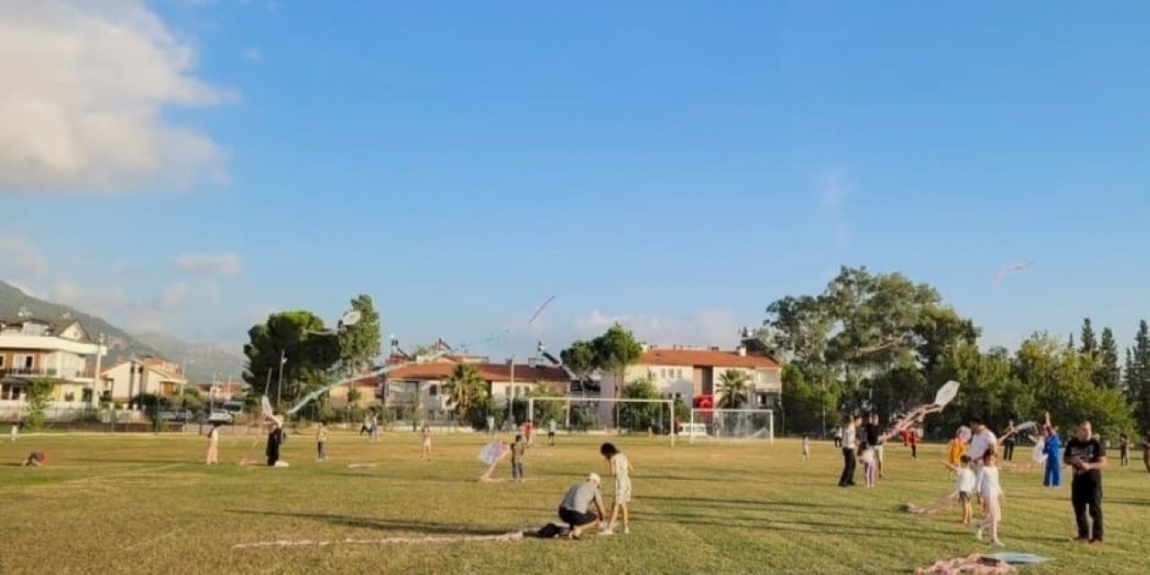 Köyceğiz’de Cumhuriyet için 100 uçurtma uçuruldu