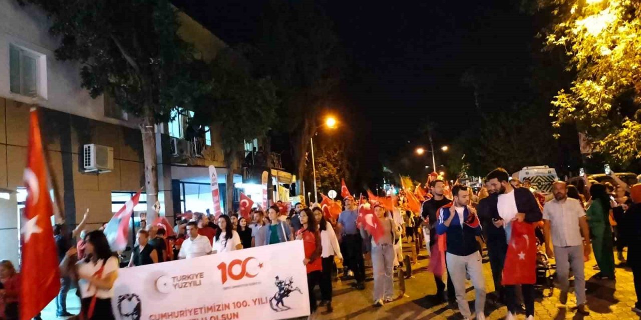 Köyceğiz’de Cumhuriyet’in 100. yıl kutlamaları fener alayı ile taçlandı