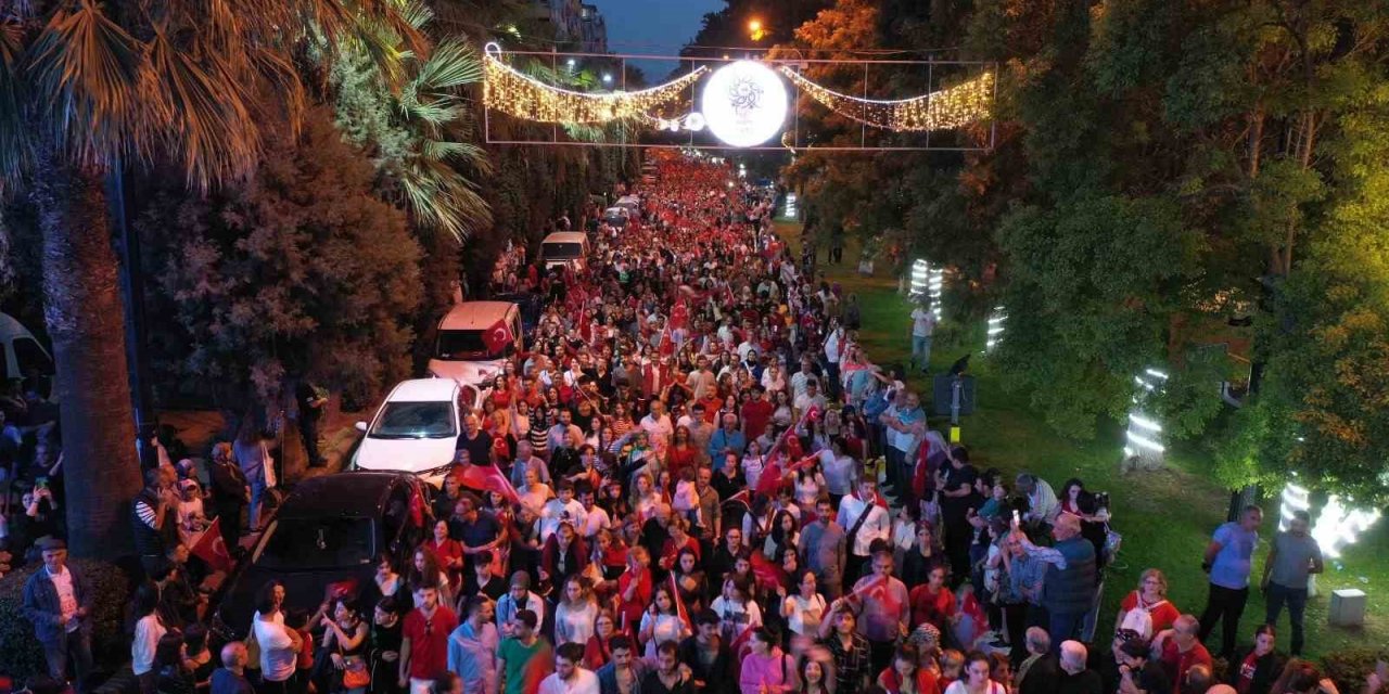 Aydınlılar bulvara sığmadı