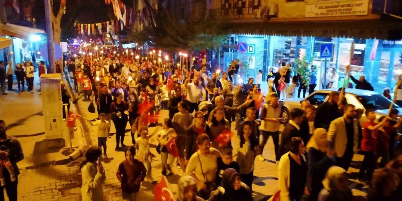 Buharkent’te Cumhuriyet’in 100. yıl kutlamaları fener alayı ile taçlandı