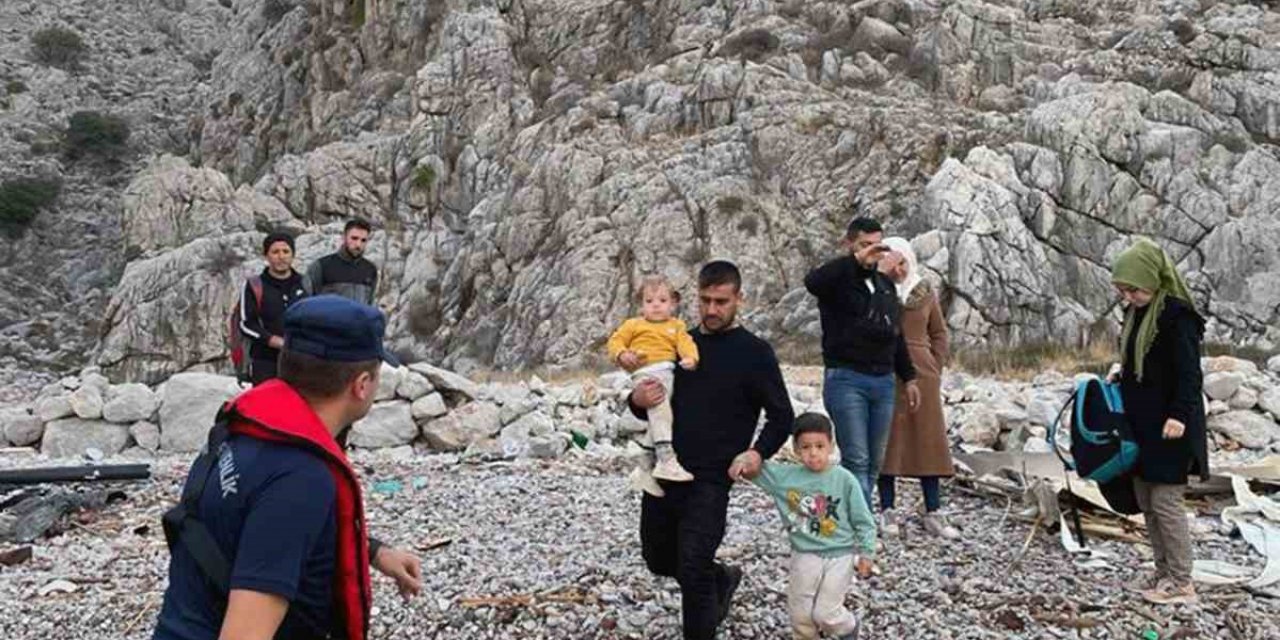 Karadan ulaşımın olmadığı noktaya bırakılan 8 düzensiz göçmen yakalandı