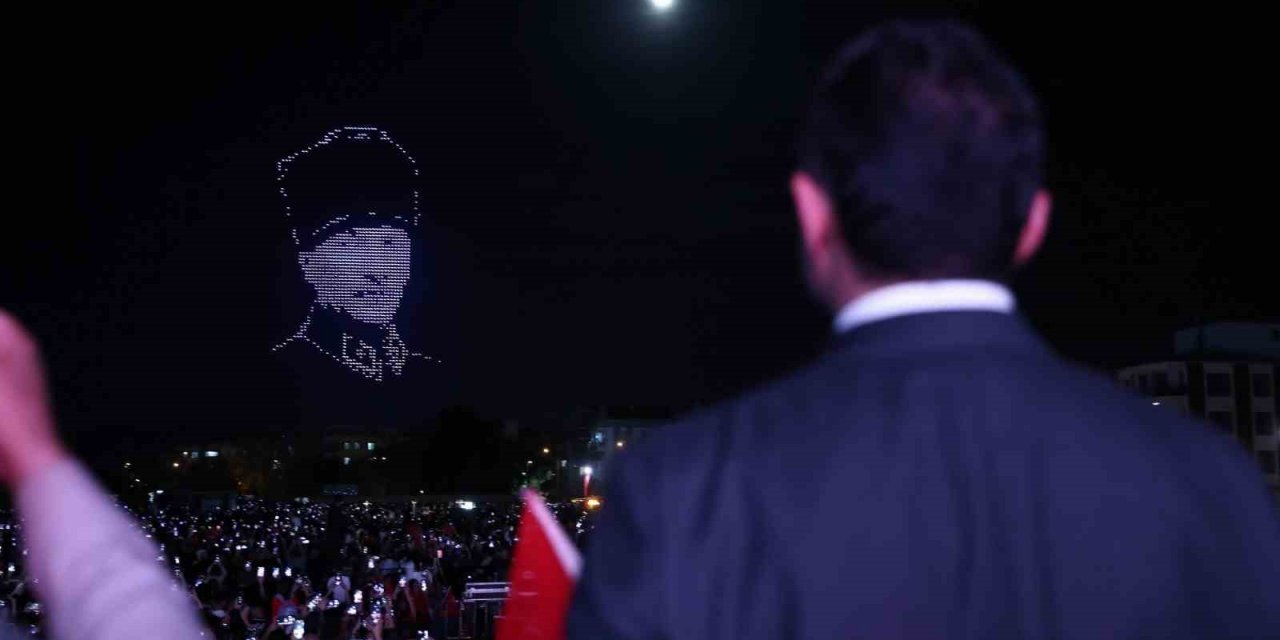 İzmir’de 1923 dron ile 100. yıl gösterisi hayranlıkla izlendi