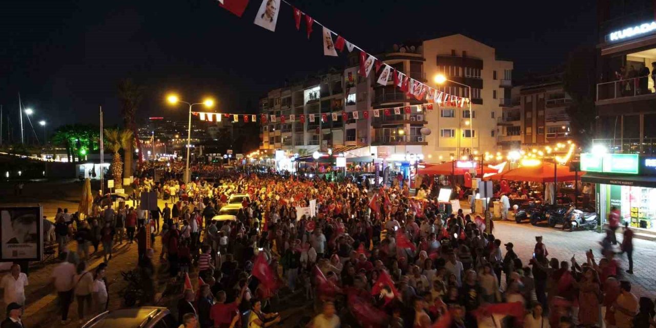 Kuşadası’nda 35 bin kişilik cumhuriyet korteji