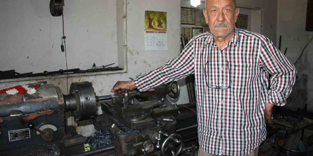 Kendisinden yaşça büyük torna tezgahında 3 çocuk büyüten Mehmet usta hayatını kaybetti