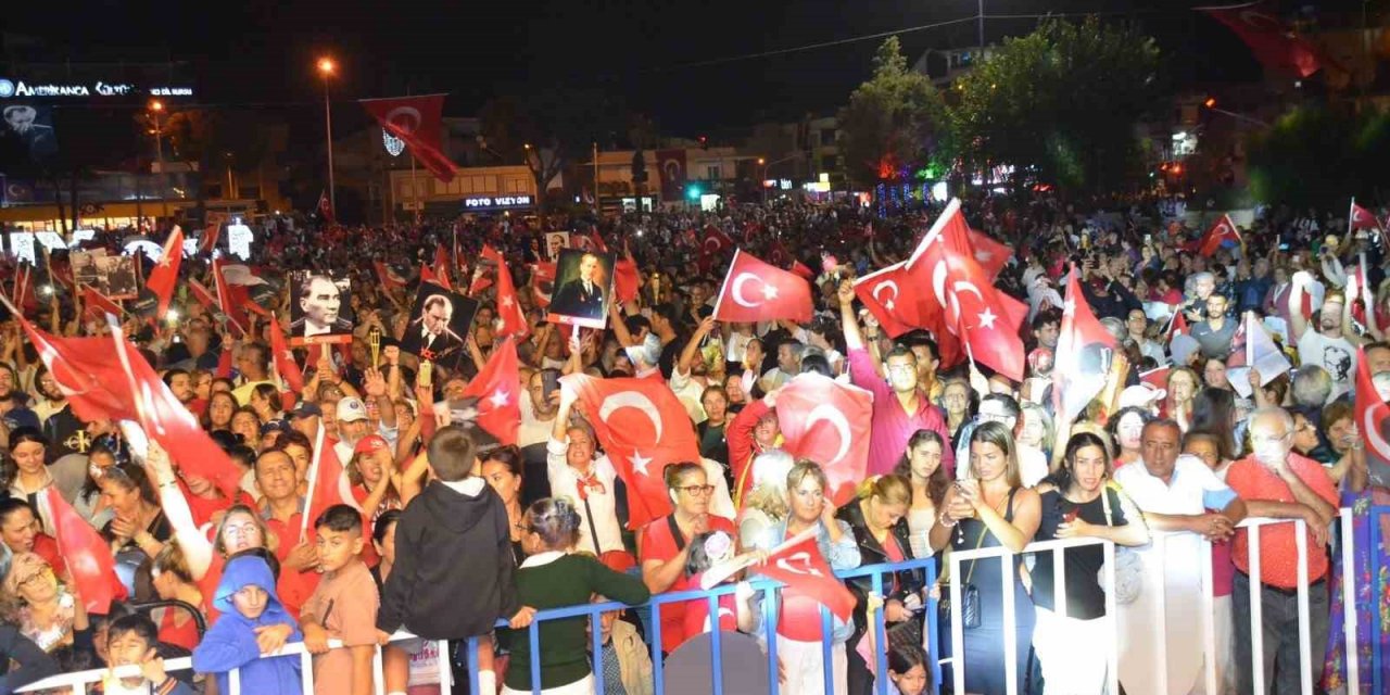 Didimliler Cumhuriyetin 100.yılını doyasıya kutladı