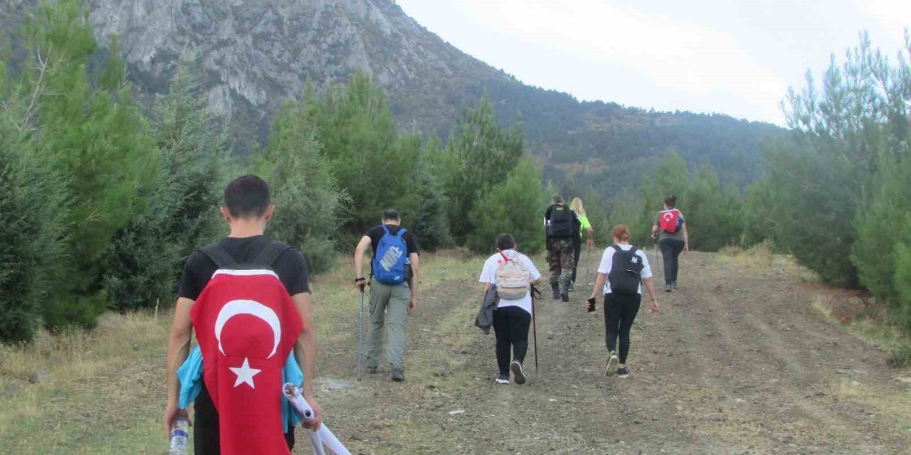 Şehitlikten aldıkları toprağı Spil’in zirvesine bıraktılar