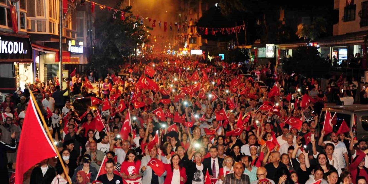 İzmir’i Cumhuriyet coşkusu sardı, etkinlikler gece boyu sürdü
