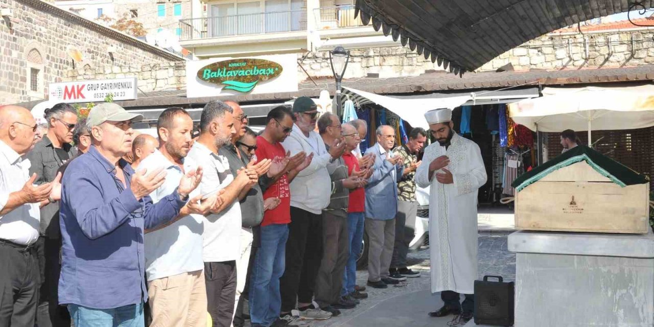 Beyaz Kelebekler’in gitaristi, Çeşme’nin damadı İrfan Kayral hayatını kaybetti