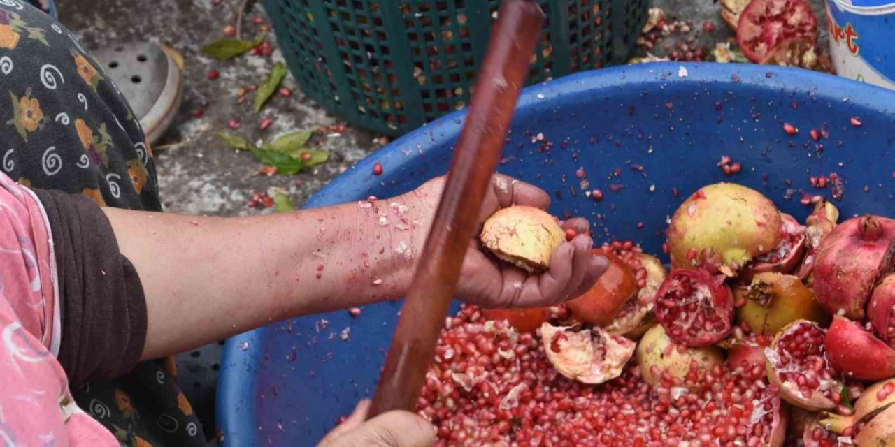 Aliağa’da nar ekşisi zamanı: Bin bir emekle sofralara ulaşıyor