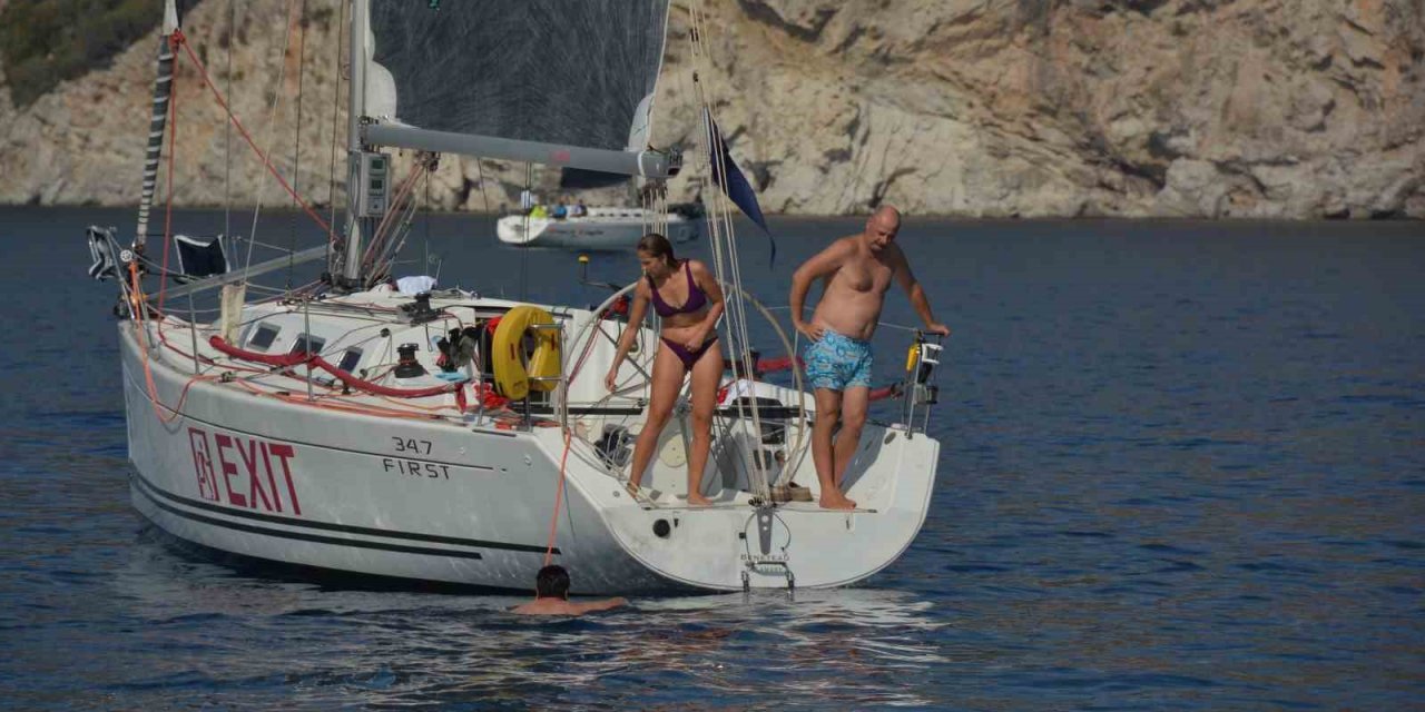 Yelkenciler rüzgarı beklerken denizde keyif yaptı