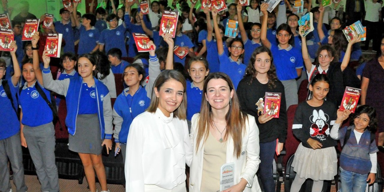 Çeşme’de Cumhuriyetin 2. yüzyılının ilk sabahında yazar-öğrenci buluşması