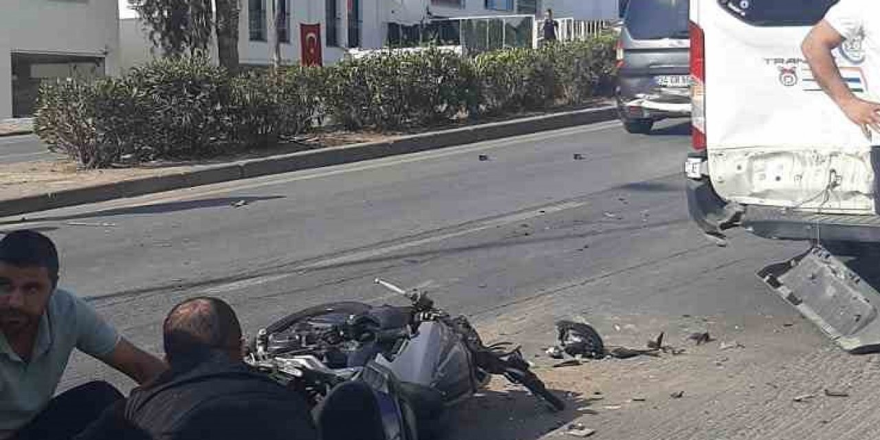Minibüse arkadan çarpan motosikletli yaralandı