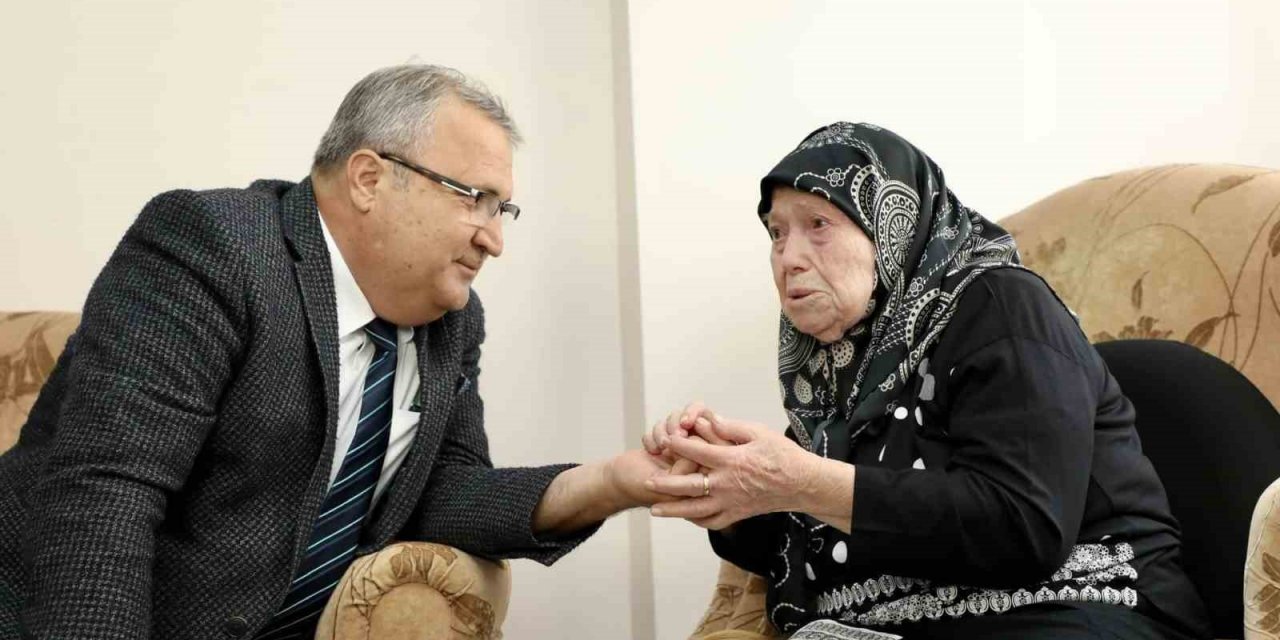 Başkan Çerçi asırlık çınarı ziyaret etti