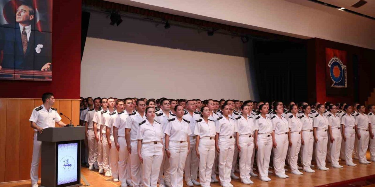 DEÜ’lü genç denizciler yeminlerini etti