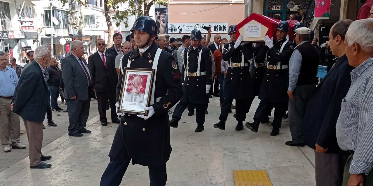 Eski başkan son yolculuğuna askeri törenle uğurlandı