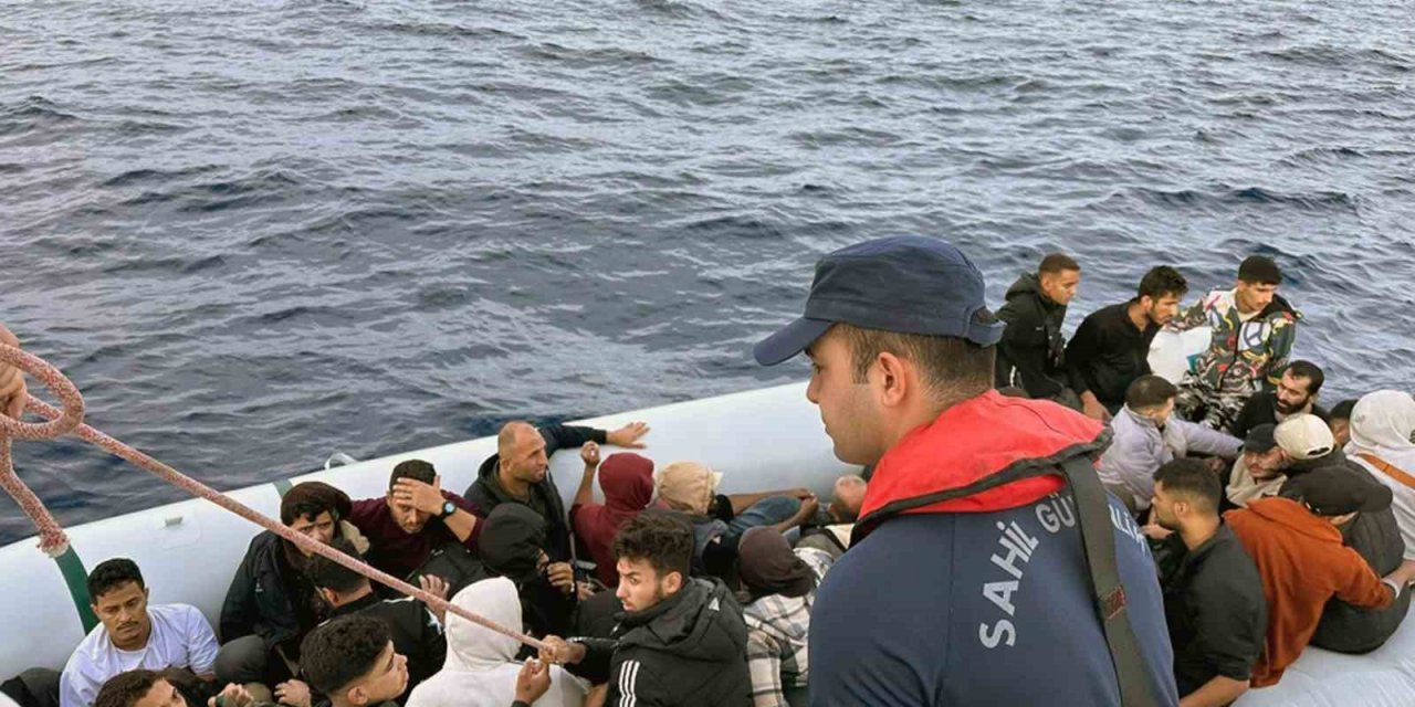 Datça’da 49 düzensiz göçmen kurtarıldı, 60 göçmen yakalandı
