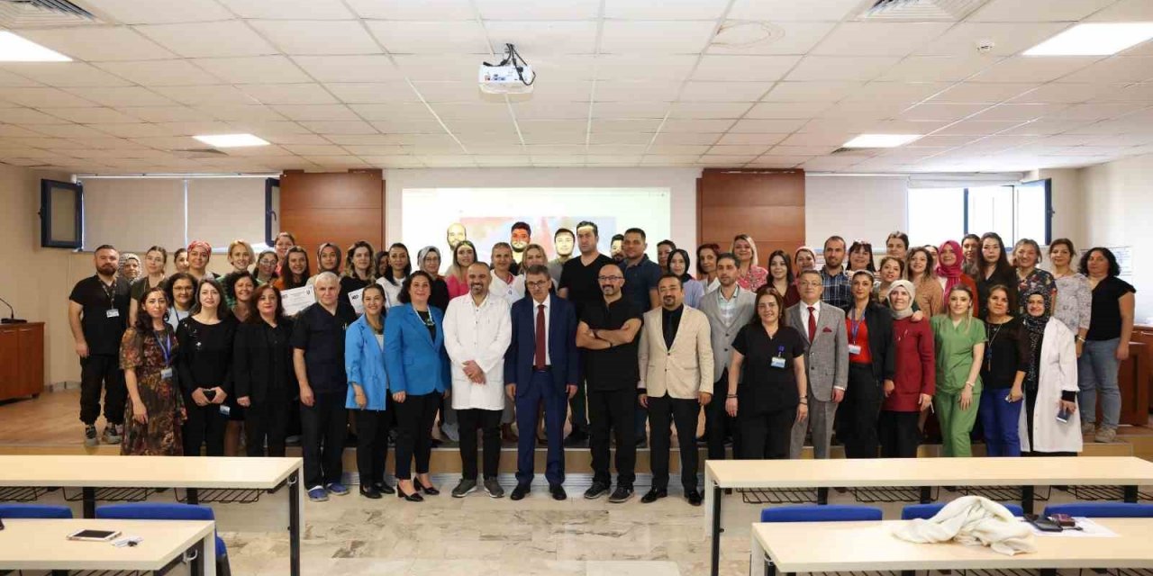 Rektör Kutluhan, ameliyat hemşirelerine sertifikalarını takdim etti