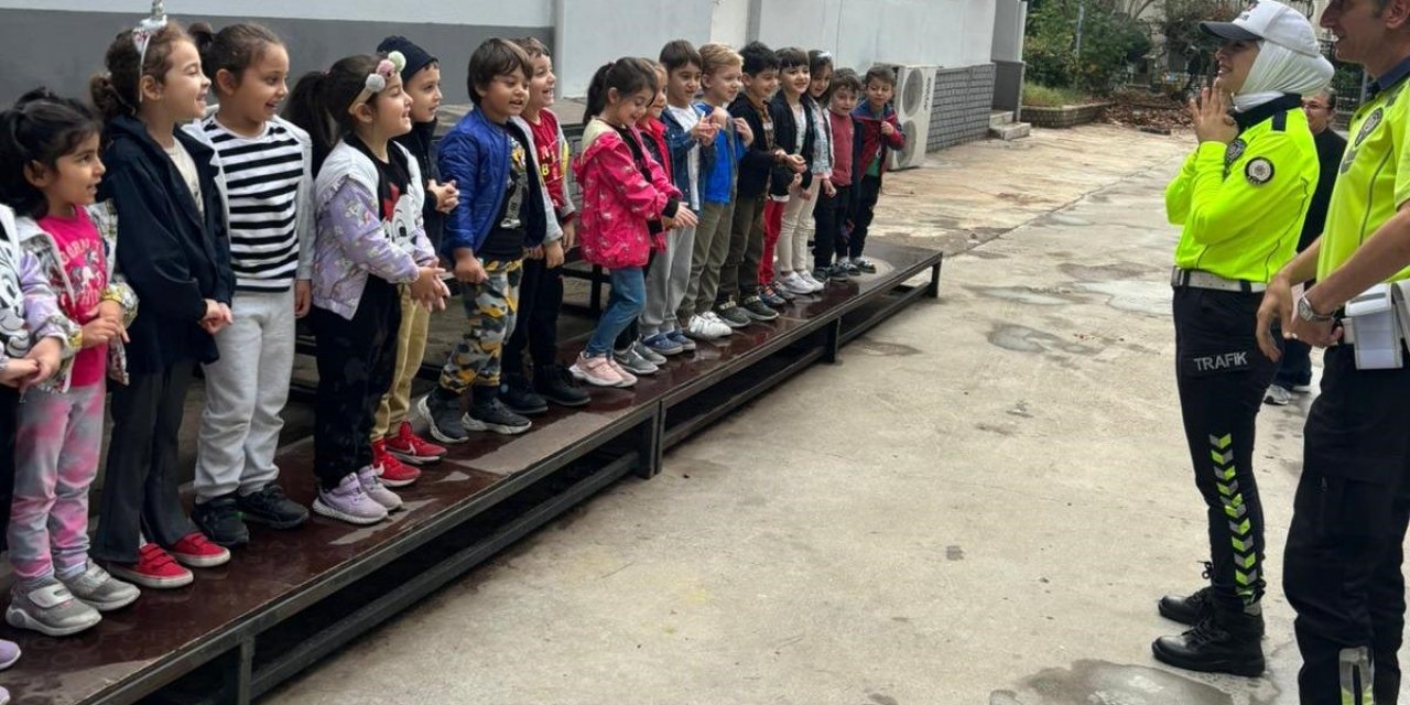 Anaokulu öğrencilerine uygulamalı trafik eğitimi verildi