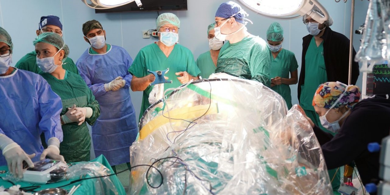 Rektör hastayla sohbet etti, cerrahlar tümörü çıkardı