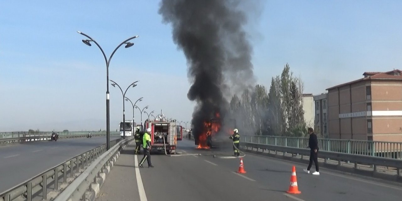 Manisa’da hareket halindeki kamyonet alev topuna döndü