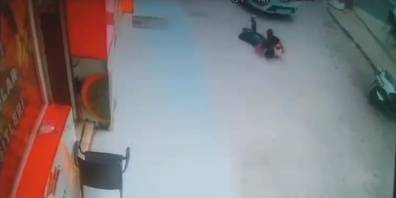 Şakalaşan çocuklar otomobilin altında kaldı: Korkunç kaza kamerada