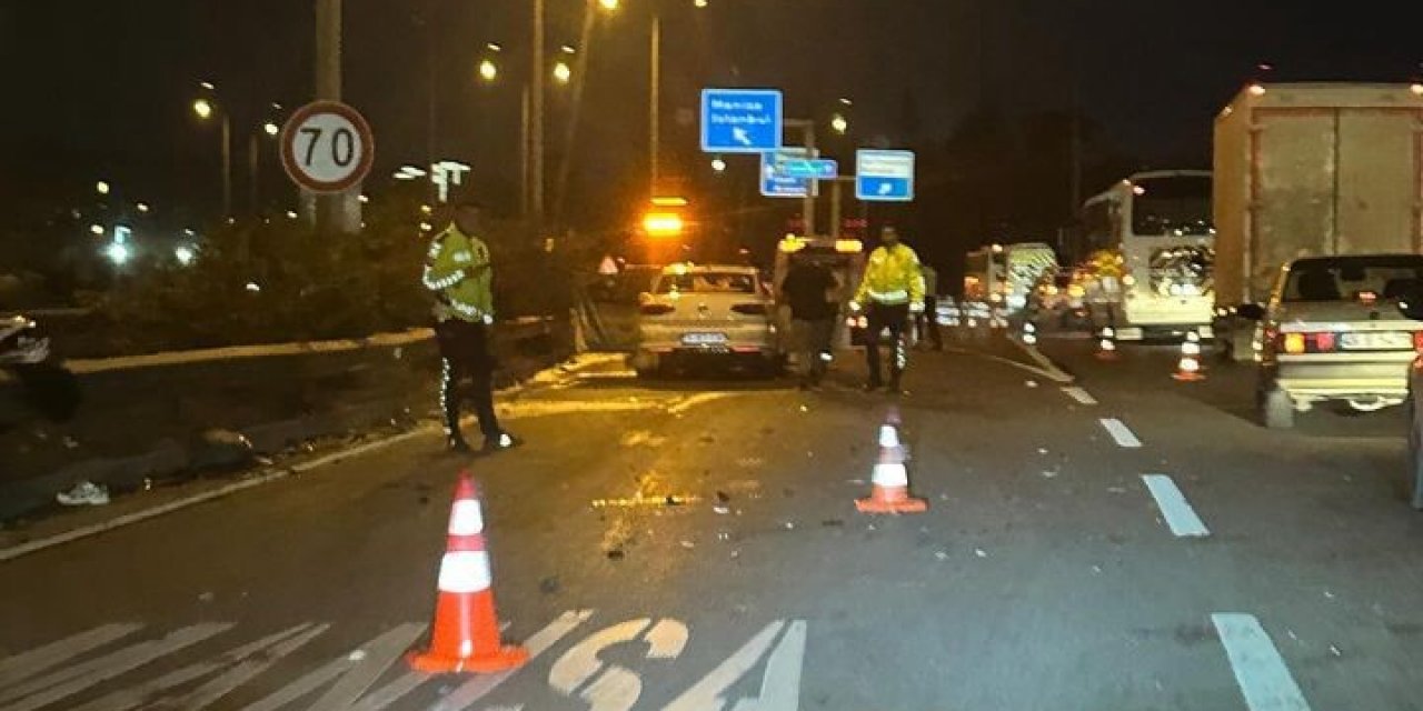 İzmir’de otomobille çarpışan motosikletteki 3 kişi öldü