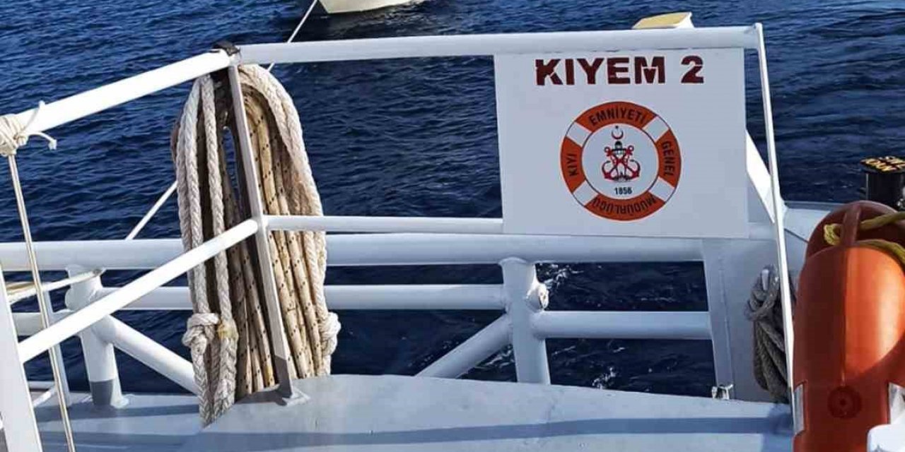 Lindos koyunda arızalanan tekneyi KIYEM ekipleri kurtardı
