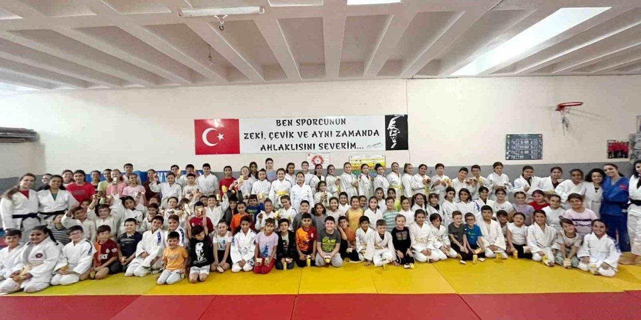 Salihli’de judocular kemer atladı