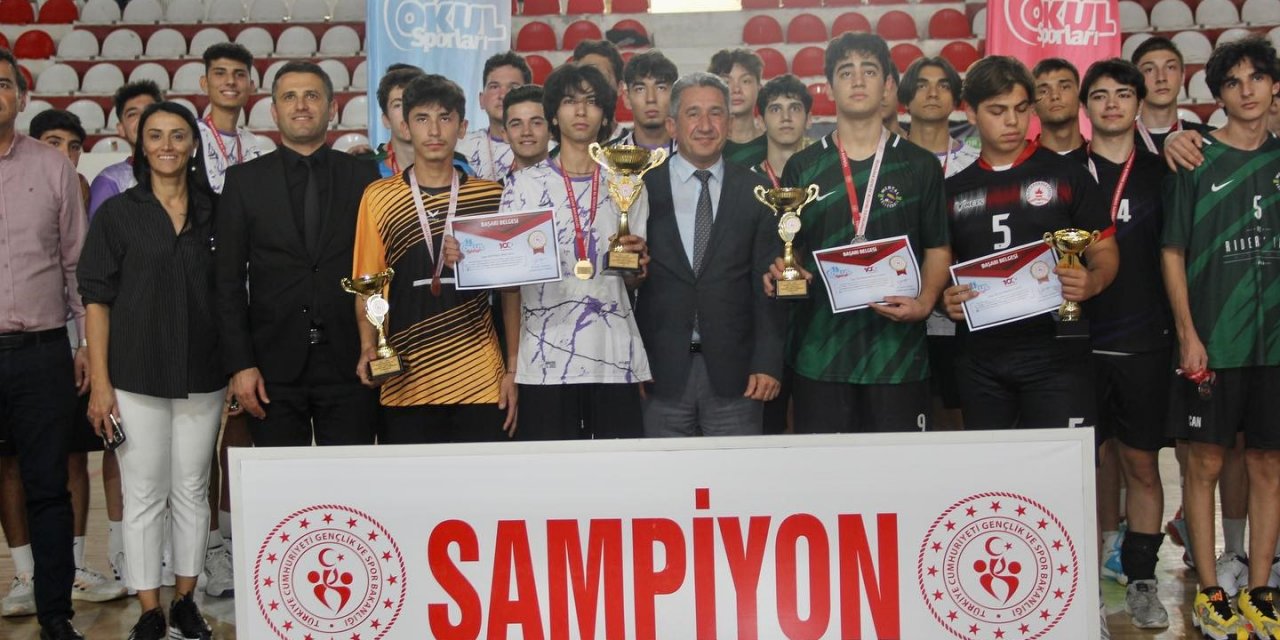 Okul sporları voleybol turnuvası düzenlendi