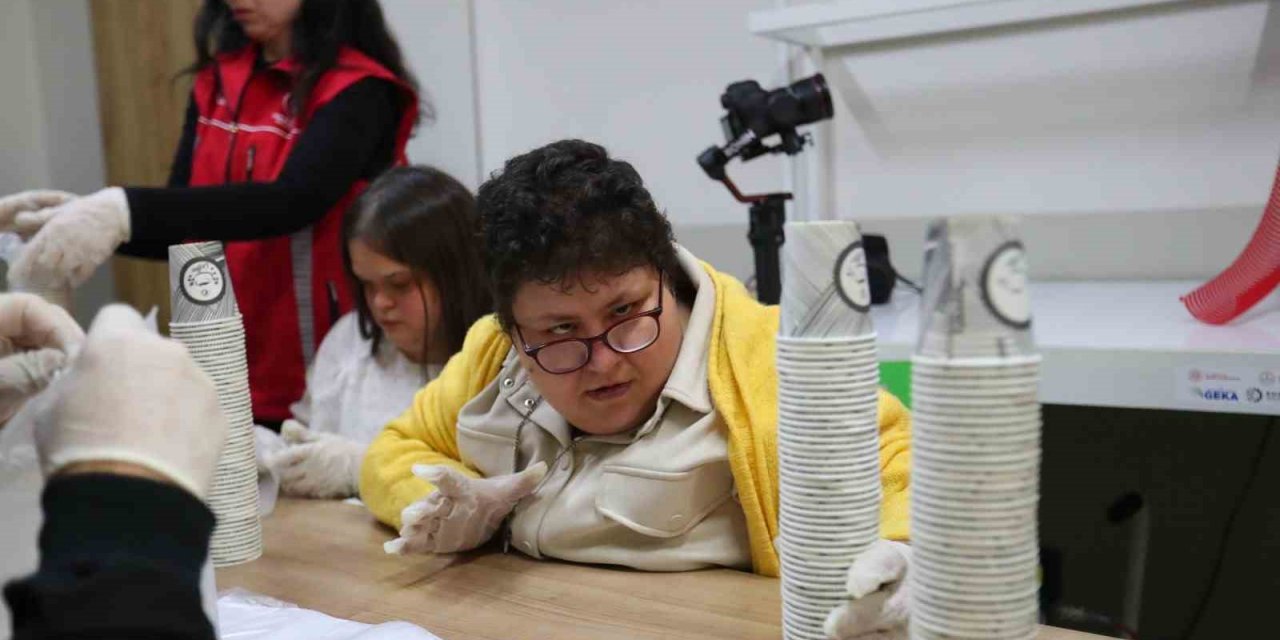 Merkezefendi’de özel bireyle 935 bin kağıt bardak üretti