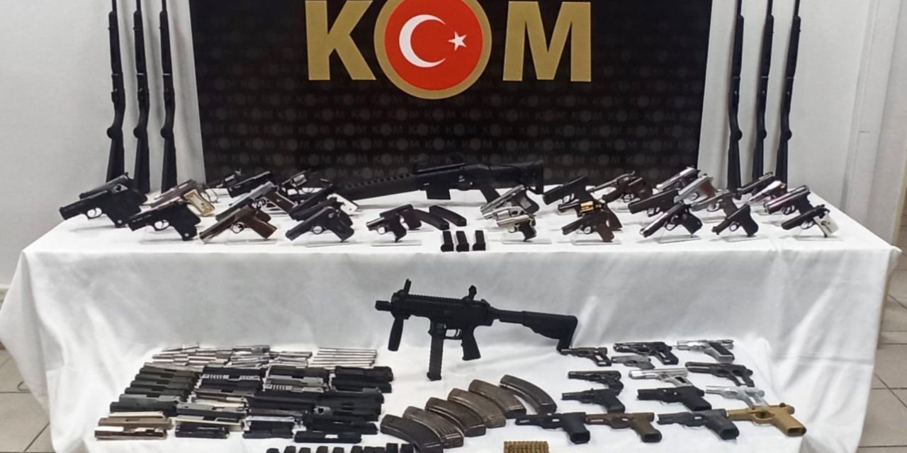 İzmir’de yasa dışı silah ticareti yapan çete çökertildi