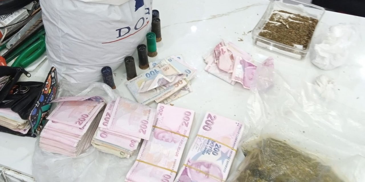 İzmir’de eve uyuşturucu baskını: 2 kilo bonzai ele geçirildi